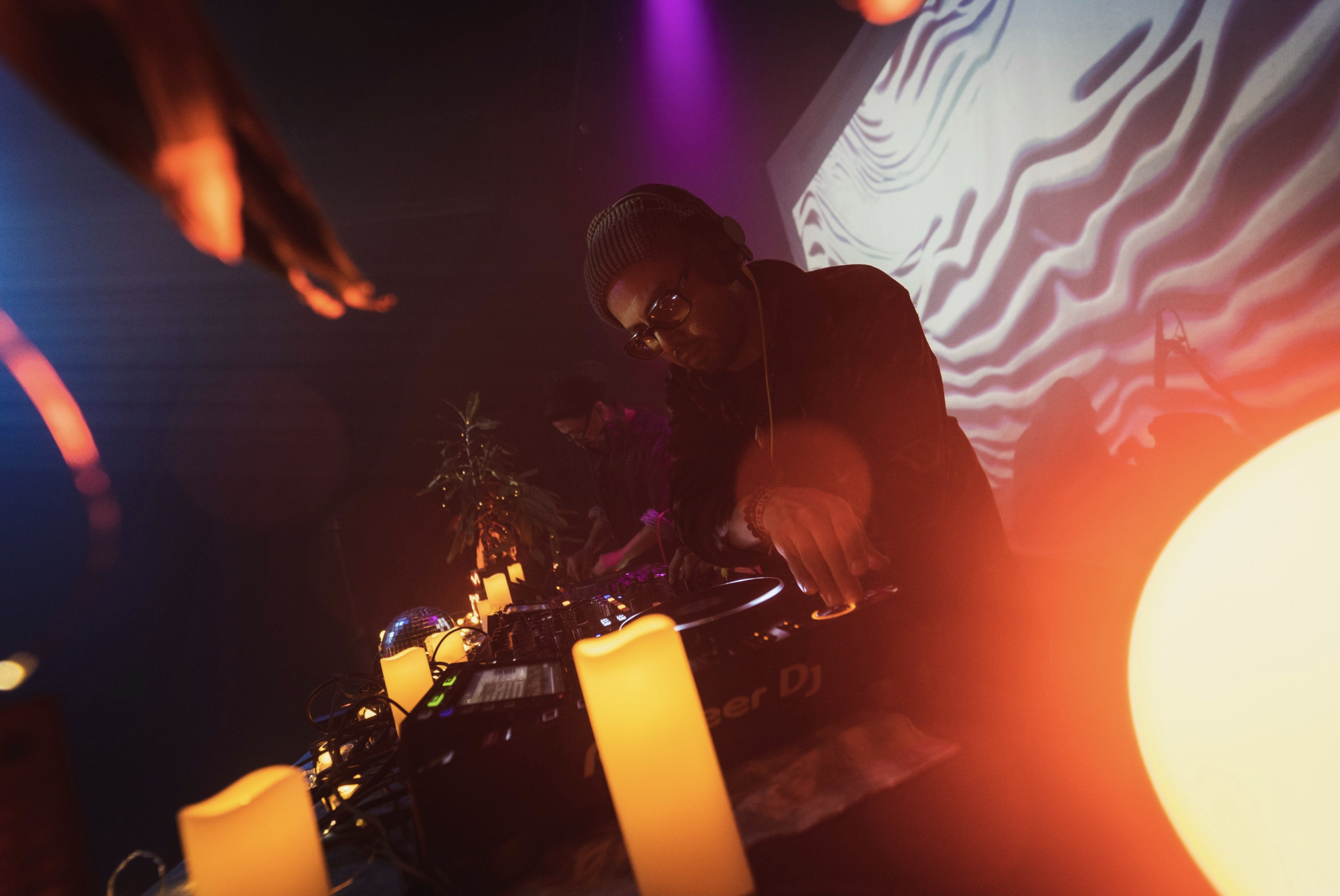 avi dj set with candles and visuals