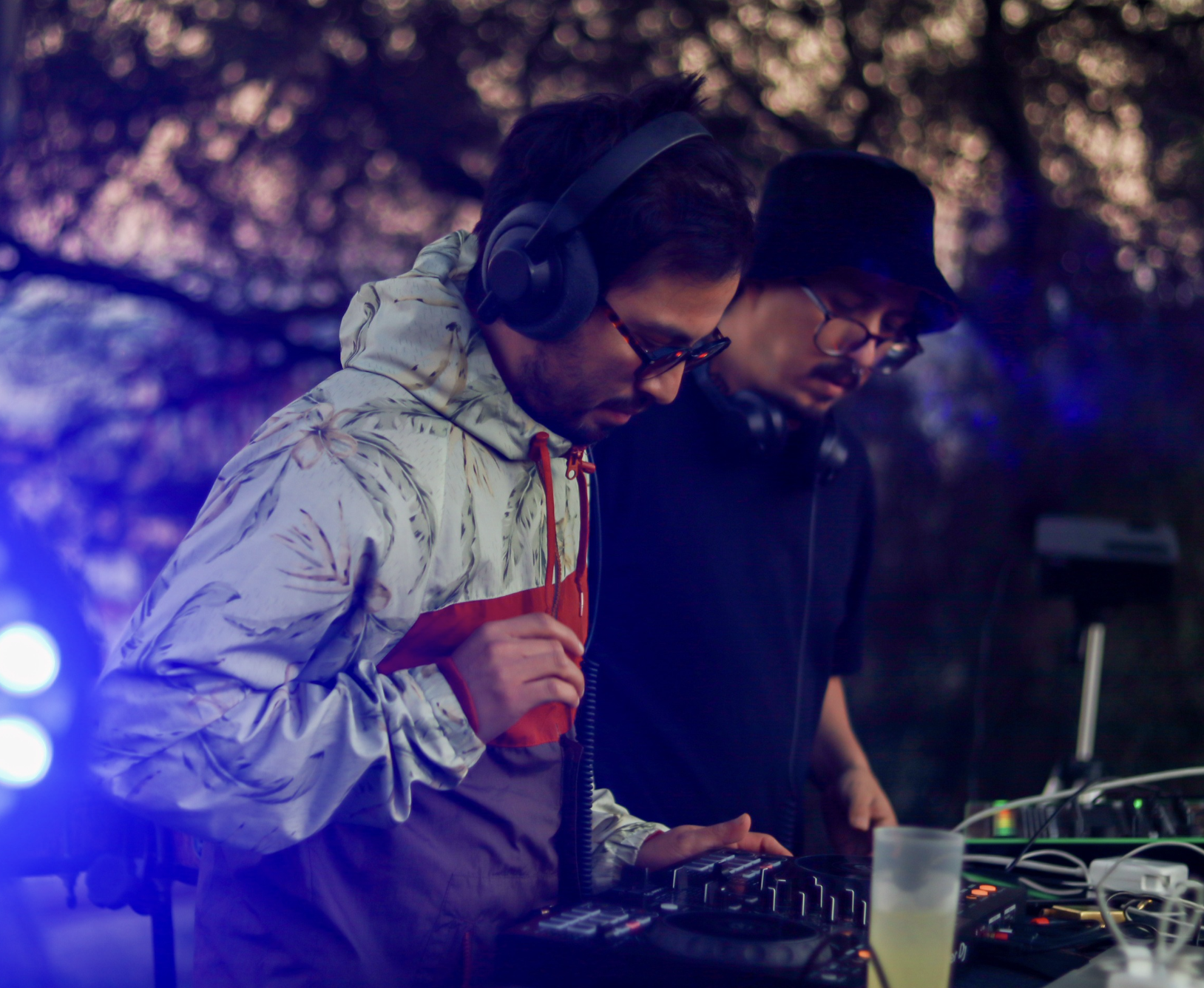 avi and wattusi outdoor night set