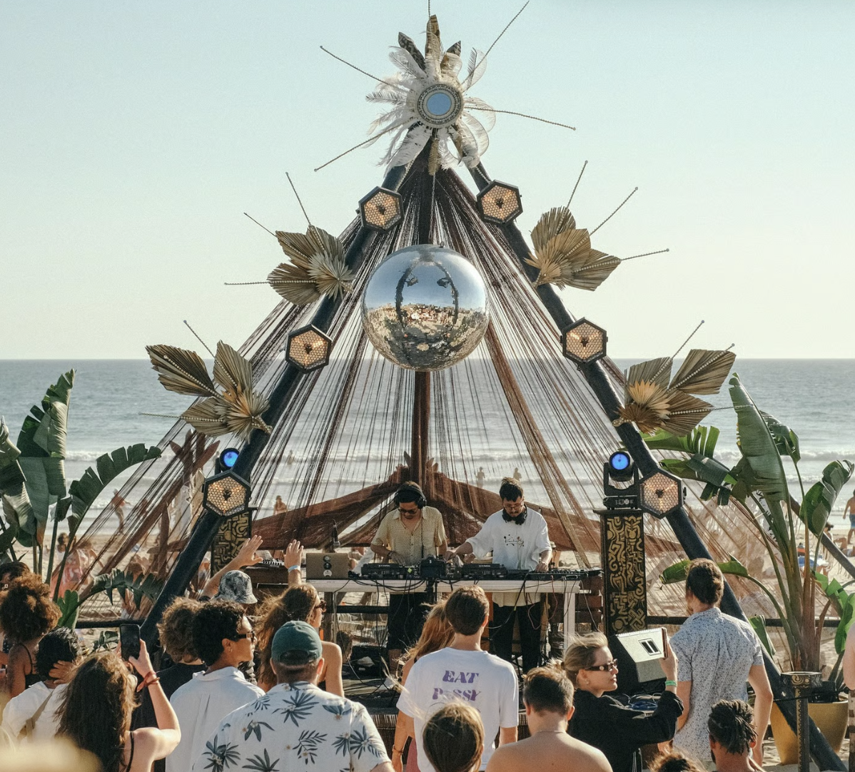 wattusi at beach stage